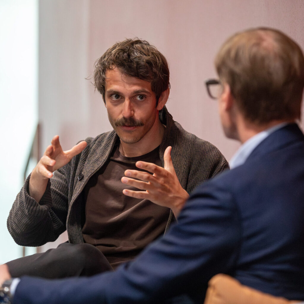 Alexander Tobias Ysbæk-Nielsen i dialog med Lundbecks CEO Charl van Zyl ved Lundbecks OneVoiceSummit 2025