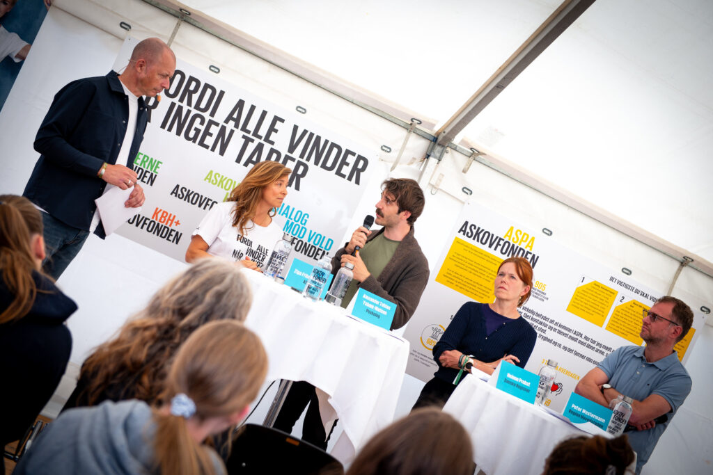 Alexander Tobias Ysbæk-Nielsen for Askovfonden ved Folkemødet 2026 i debat med direktør Ziga Friberg
