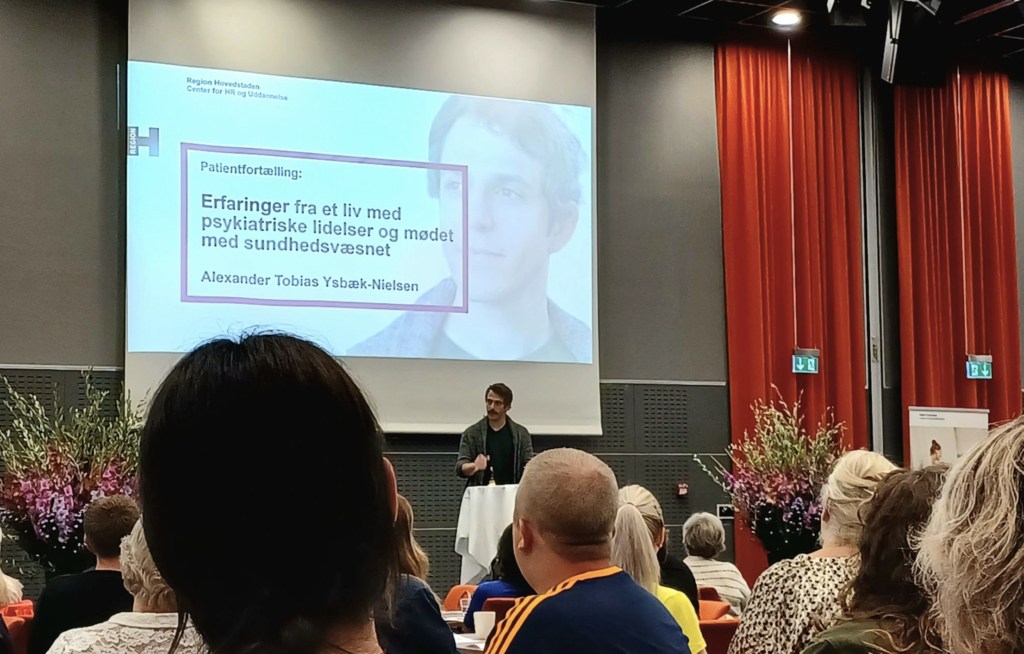 Alexander Tobias Ysbæk-Nielsen taler til Region Hovedstadens Omsorgskonference 2025