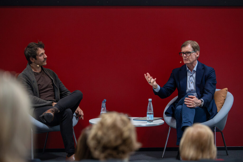 Alexander Tobias Ysbæk-Nielsen i dialog med Lundbecks CEO Charl van Zyl ved Lundbecks OneVoiceSummit 2025