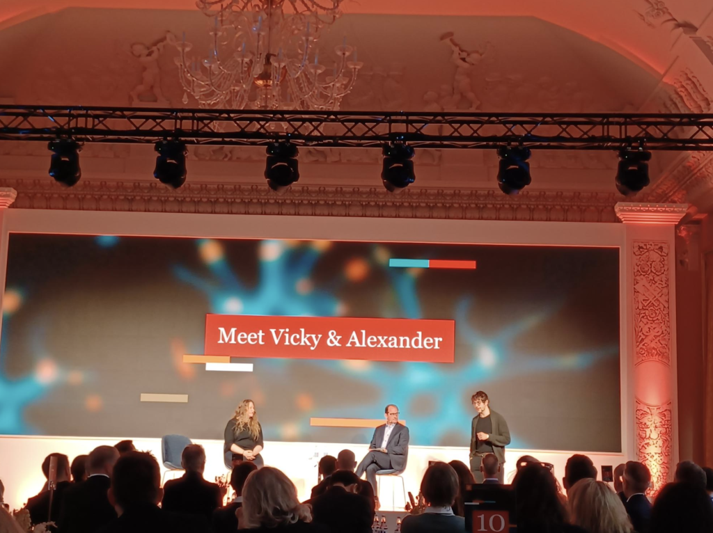 Alexander Tobias Ysbæk-Nielsen i dialog med Lundbecks vice-president Thomas Gibbs ved Lundbecks Top100 Summit 2023