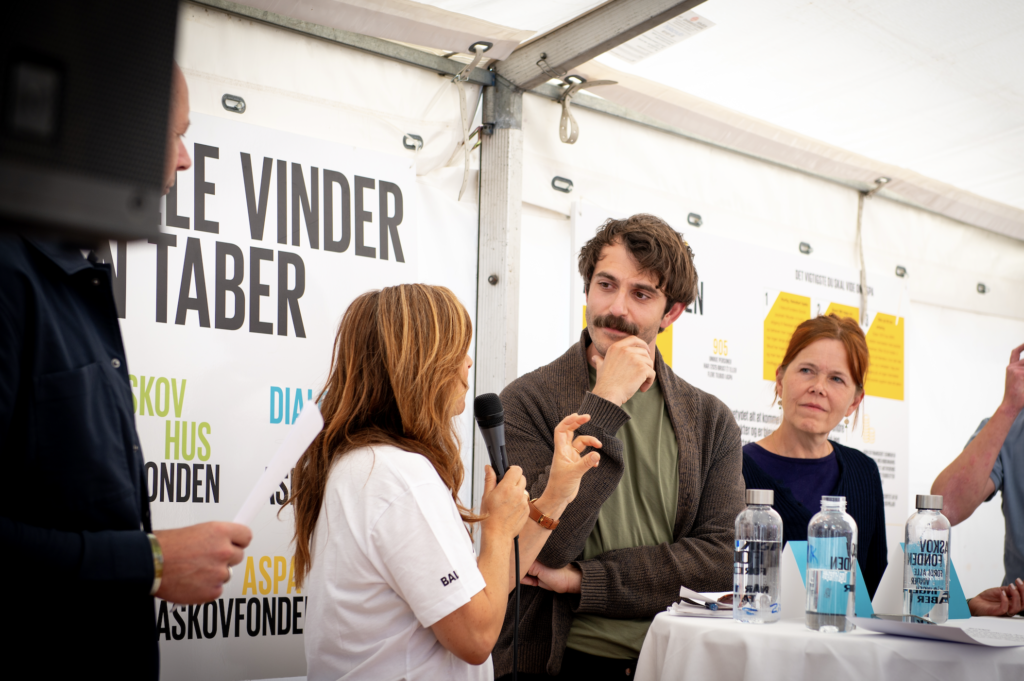 Alexander Tobias Ysbæk-Nielsen for Askovfonden ved Folkemødet 2026 i debat med direktør Ziga Friberg